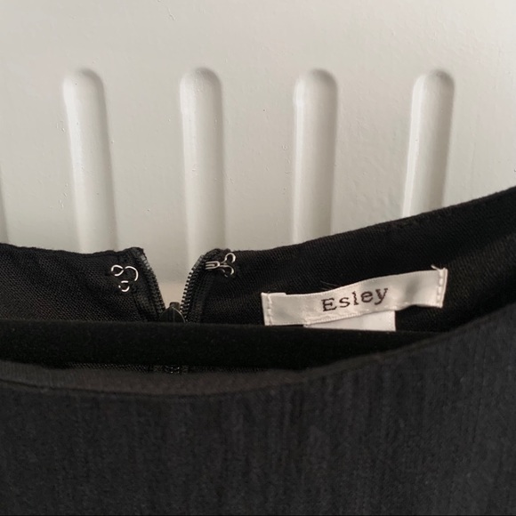 ESLEY BLACK TUNIC TOP BELL SLEEVE BACK ZIPPER CLOSURE - Picture 3 of 12